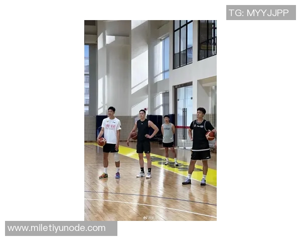 媒体人分享广东全运男篮探班照片赵睿身穿北京T恤与胡明轩崔永熙同框合影
